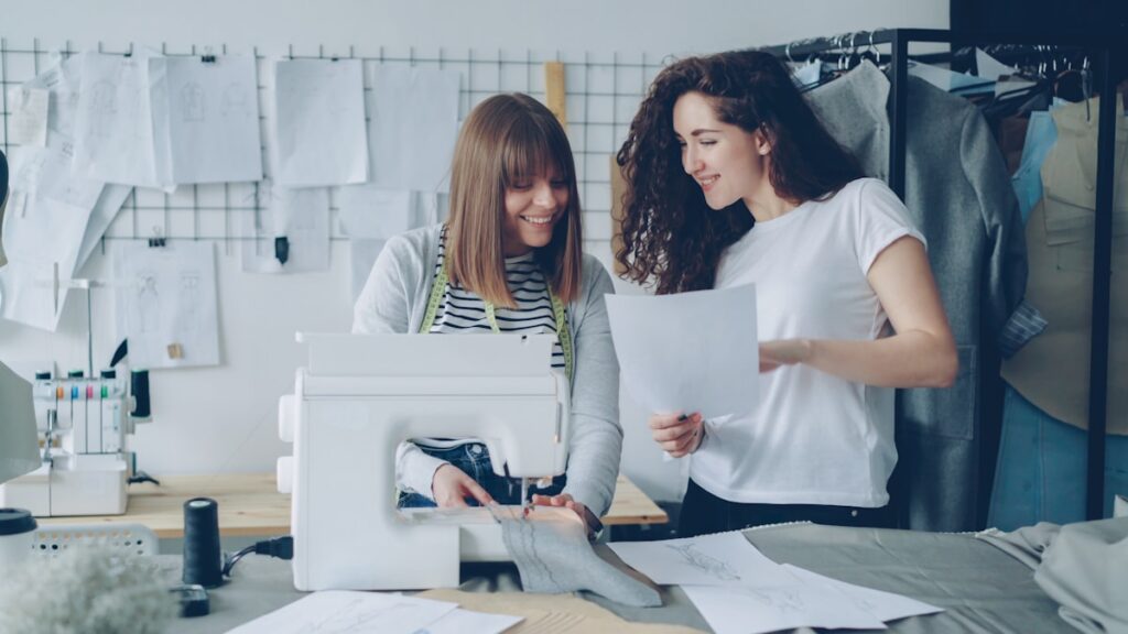Dos mujeres disenando y cosiendo juntas