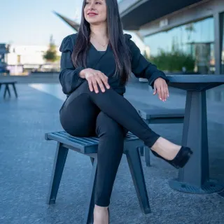 Miss Karina M., directora de escuela