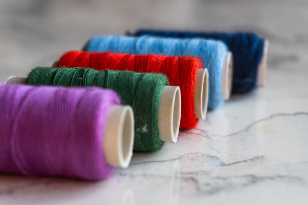 Carretes de hilo de colores para bordado